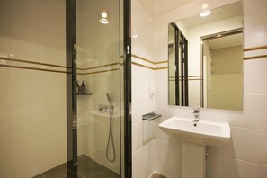 Standard Room | Bathroom | Separate bathtub and shower, deep-soaking bathtub, free toiletries - Legend Motel (Geoje)