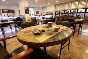 Colazione a base di specialità locali inclusa, servita tutte le mattine