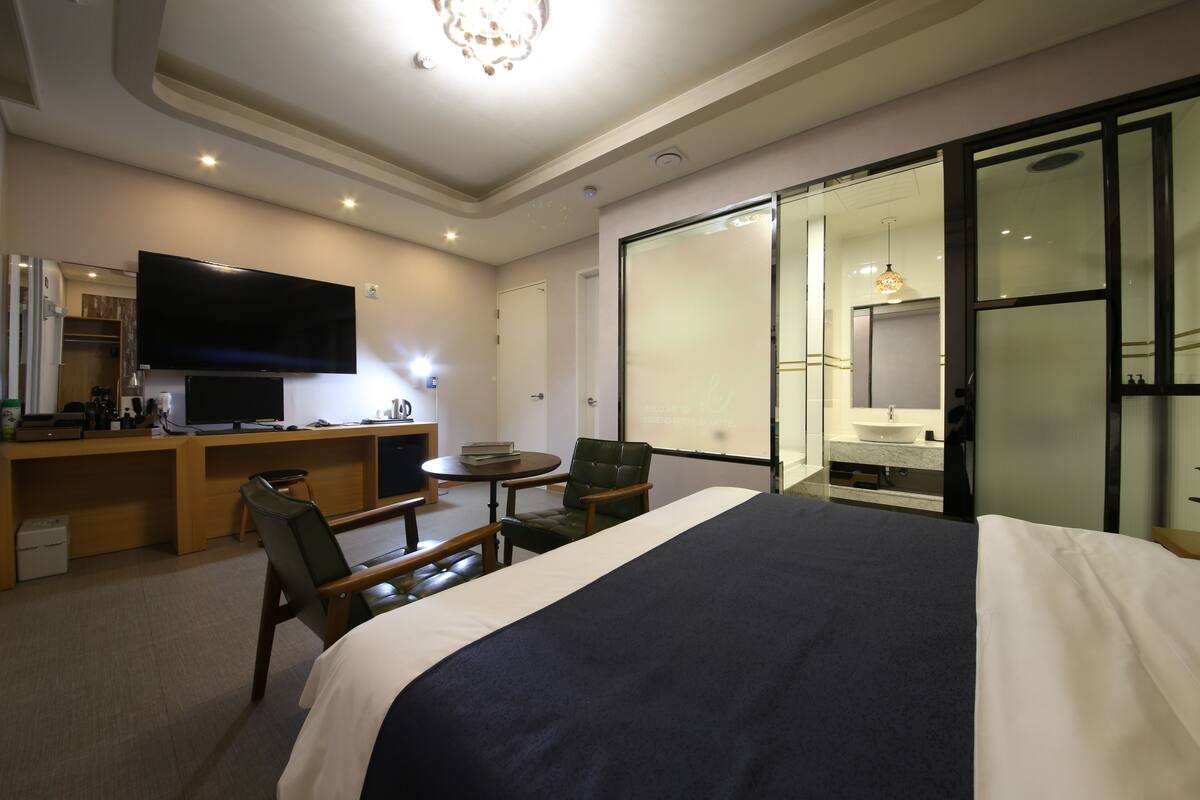 WiFi (free), bed sheets