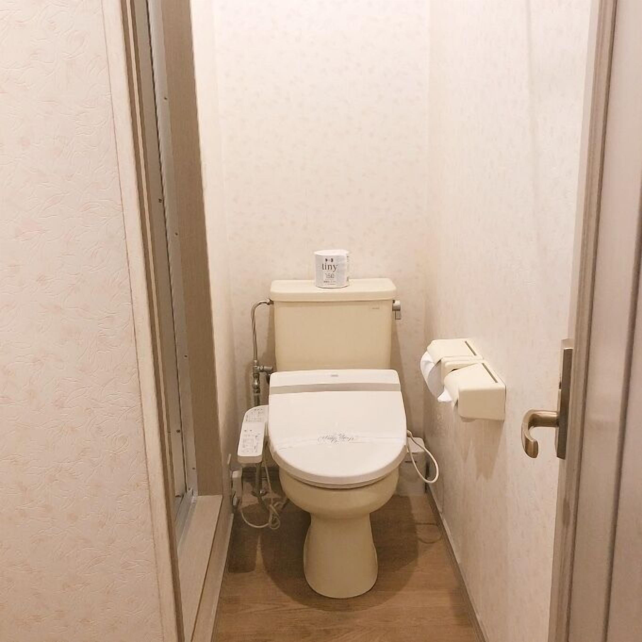 separate bathtub and shower, deep-soaking bathtub, free toiletries