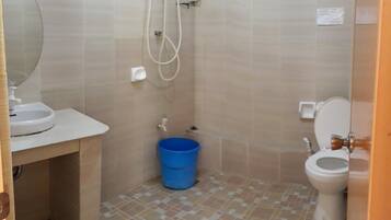 Hiustenkuivaaja, pyyhkeet, saippua, sampoo