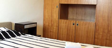 3 makuuhuonetta, tallelokero huoneessa, silitysrauta/-lauta, Wi-Fi