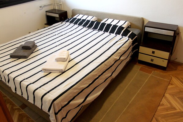 3 bedrooms, in-room safe, iron/ironing board, WiFi