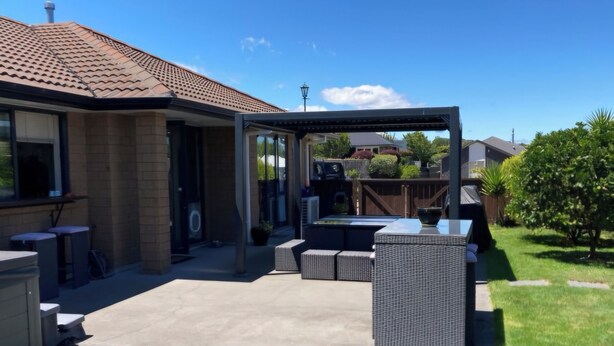 Un jardin avec un patio couvert, une cuisine extérieure et un espace détente.