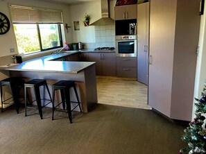 Frigorífico, microondas, horno y placa de cocina