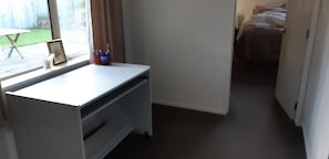 3 quartos, escrivaninha, ferros/tábuas de passar roupa, berço de viagem