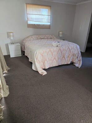 Schreibtisch, Bügeleisen/Bügelbrett, kostenloses WLAN, Bettwäsche