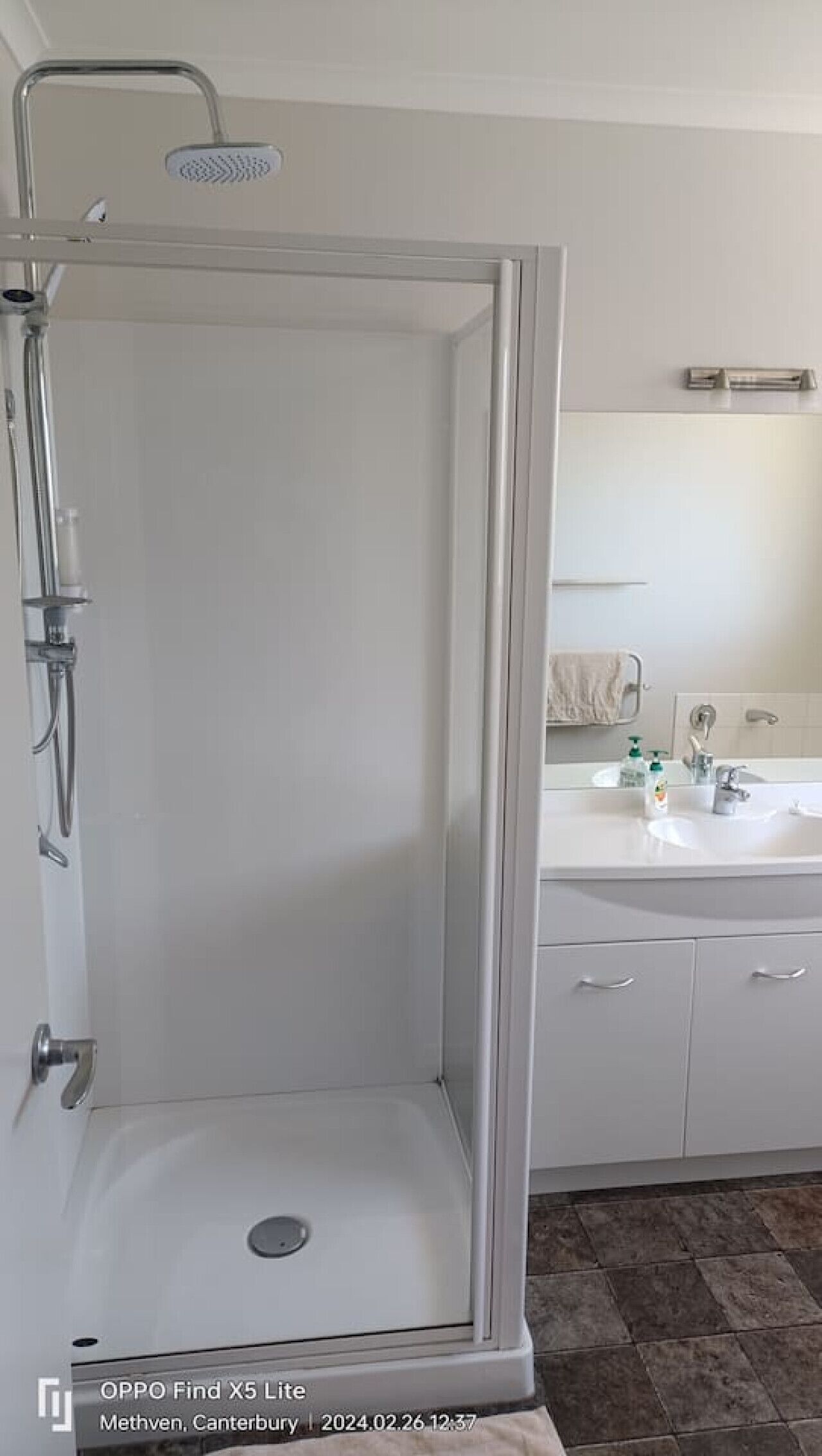 Badewanne, Haartrockner, Handtücher, Seife