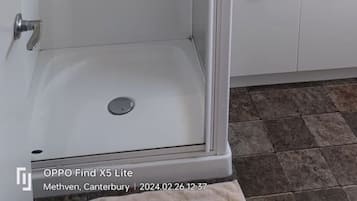 Badewanne, Haartrockner, Handtücher, Seife