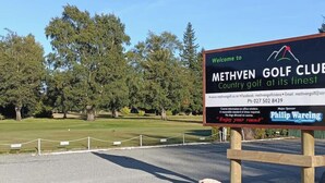 Letrero del Methven Golf Club con información de contacto y un logotipo.