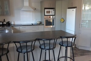 雪櫃、微波爐、焗爐、爐具