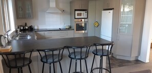 Geladeira, micro-ondas, fogão, cooktop