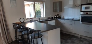 Jääkaappi, mikroaaltouuni, uuni, liesi