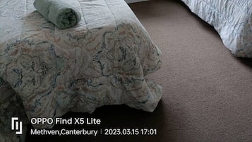 3 Schlafzimmer, Schreibtisch, Bügeleisen/Bügelbrett, Reisekinderbett