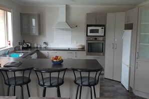 Frigorífic, microones, forn i placa de cuina 