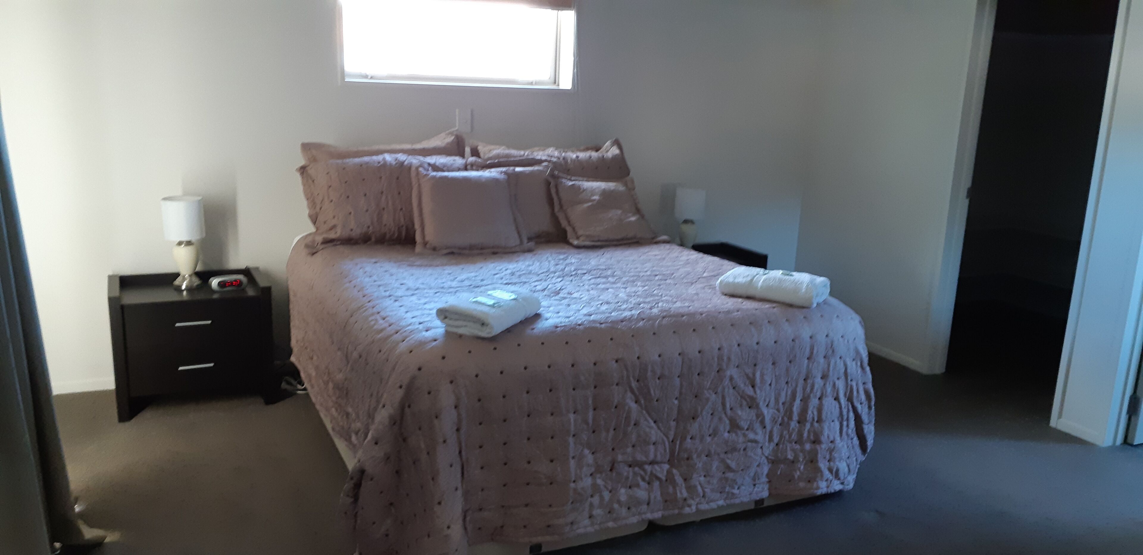 3 chambres, bureau, fer et planche à repasser, lit parapluie