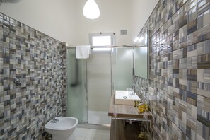 Douche, sèche-cheveux, bidet, serviettes fournies