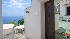 A white building with a sign reading "Casa de Verano."