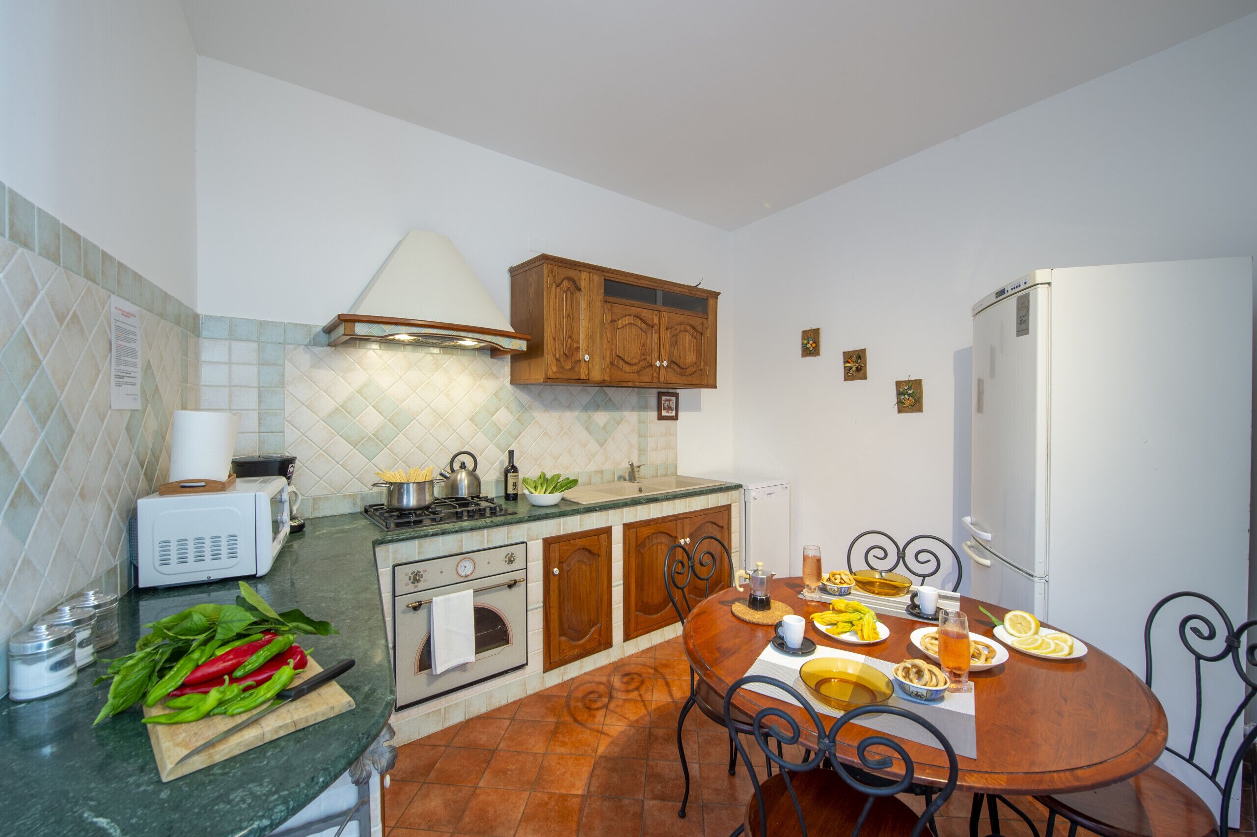 Frigorifero, microonde, forno, piano cottura