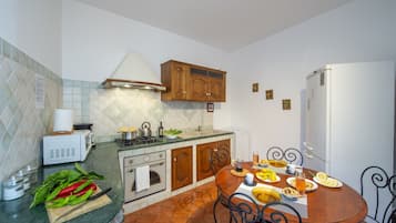 Frigorifero, microonde, forno, piano cottura
