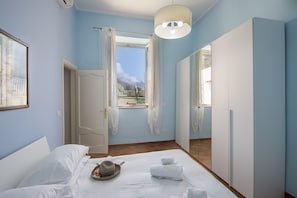 2 chambres, fer et planche à repasser, lit de bébé portatif