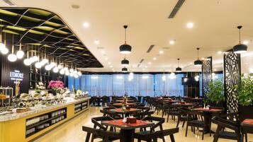 Se sirven desayunos, comidas, cenas y cocina local e internacional