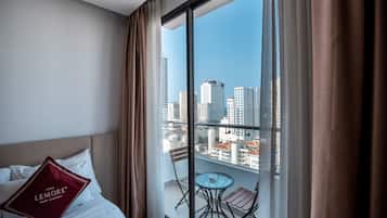 1 dormitorio, minibar, caja fuerte y escritorio