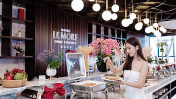 Se sirven desayunos, comidas, cenas y cocina local e internacional