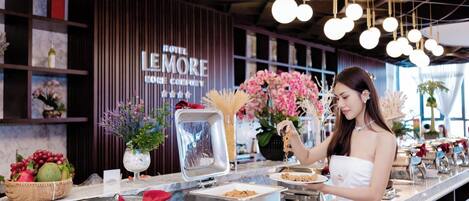 Breakfast, lunch, dinner served; local and international cuisine