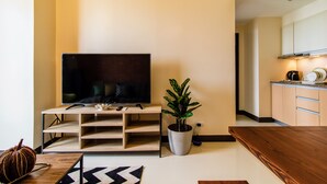 Leilighet – exclusive, 1 queensize-seng med sovesofa, utsikt mot innsjø | Oppholdsområde | LED-TV og Netflix