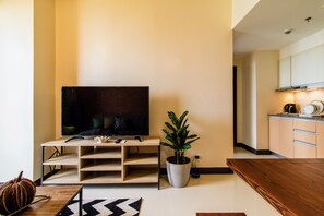 Exclusive Condo, 1 Queen Bed with Sofa bed, Lake View | Living area