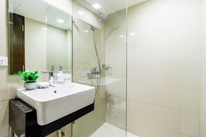 Exclusief appartement, 1 queensize bed met slaapbank, uitzicht op meer | Badkamer | Een douche, gratis toiletartikelen, een haardroger, pantoffels