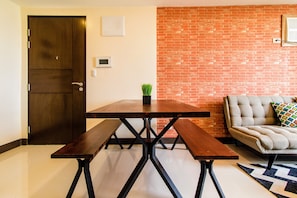 Exclusive Condo, 1 Queen Bed with Sofa bed, Lake View | In-room dining - Viceroy 3 Mckinley Hill BGC (Taguig)