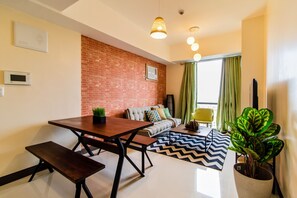 Exclusive Condo, 1 Queen Bed with Sofa bed, Lake View | Living area