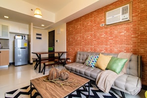 Exclusive Condo, 1 Queen Bed with Sofa bed, Lake View | Living area
