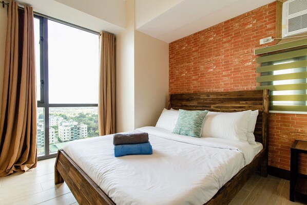 Exclusive Condo, 1 Queen Bed with Sofa bed, Lake View | 1 bedroom, blackout drapes, iron/ironing board, free WiFi