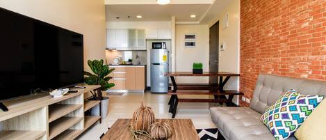 Condo exclusivo, 1 cama Queen e sofá-cama, vista para o lago | Área de estar | TV LED, Netflix