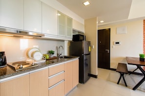 Exclusive Condo, 1 Queen Bed with Sofa bed, Lake View | Private kitchen