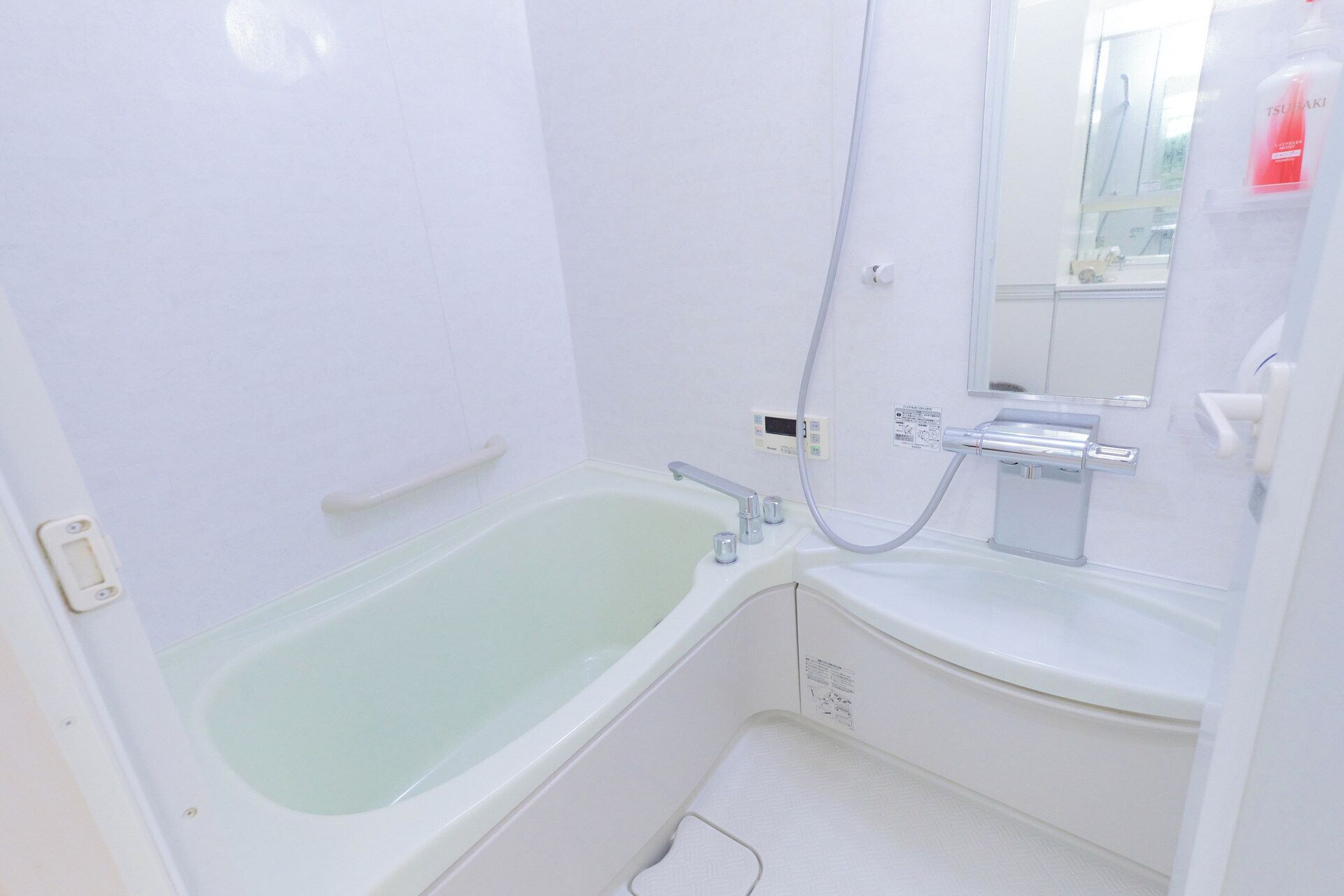 ワンルーム+ロフトスペース II | バスルーム | 個別の浴槽とシャワー、深めの浴槽、バスアメニティ (無料)、ヘアドライヤー