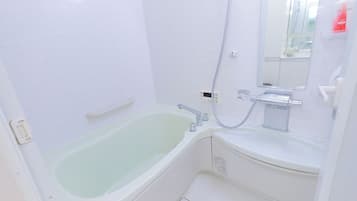 ワンルーム+ロフトスペース II | バスルーム | 個別の浴槽とシャワー、深めの浴槽、バスアメニティ (無料)、ヘアドライヤー