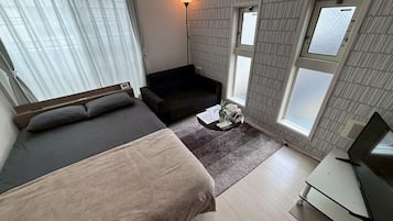 ワンルーム+ロフトスペース II | 1 室のベッドルーム、アイロン / アイロン台、WiFi (無料)、ベッドシーツ