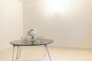 1 habitación, tabla de planchar con plancha, wifi gratis y ropa de cama 