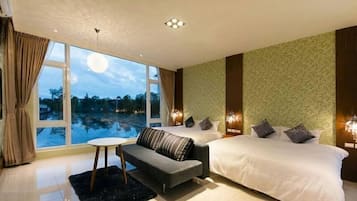 Kamar Quadruple Premium, Bebas Asap Rokok (D03) | Seprai premium, selimut bulu angsa, meja kerja, dan tirai kedap cahaya