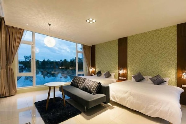 Ropa de cama de alta calidad, cubrecamas y escritorio