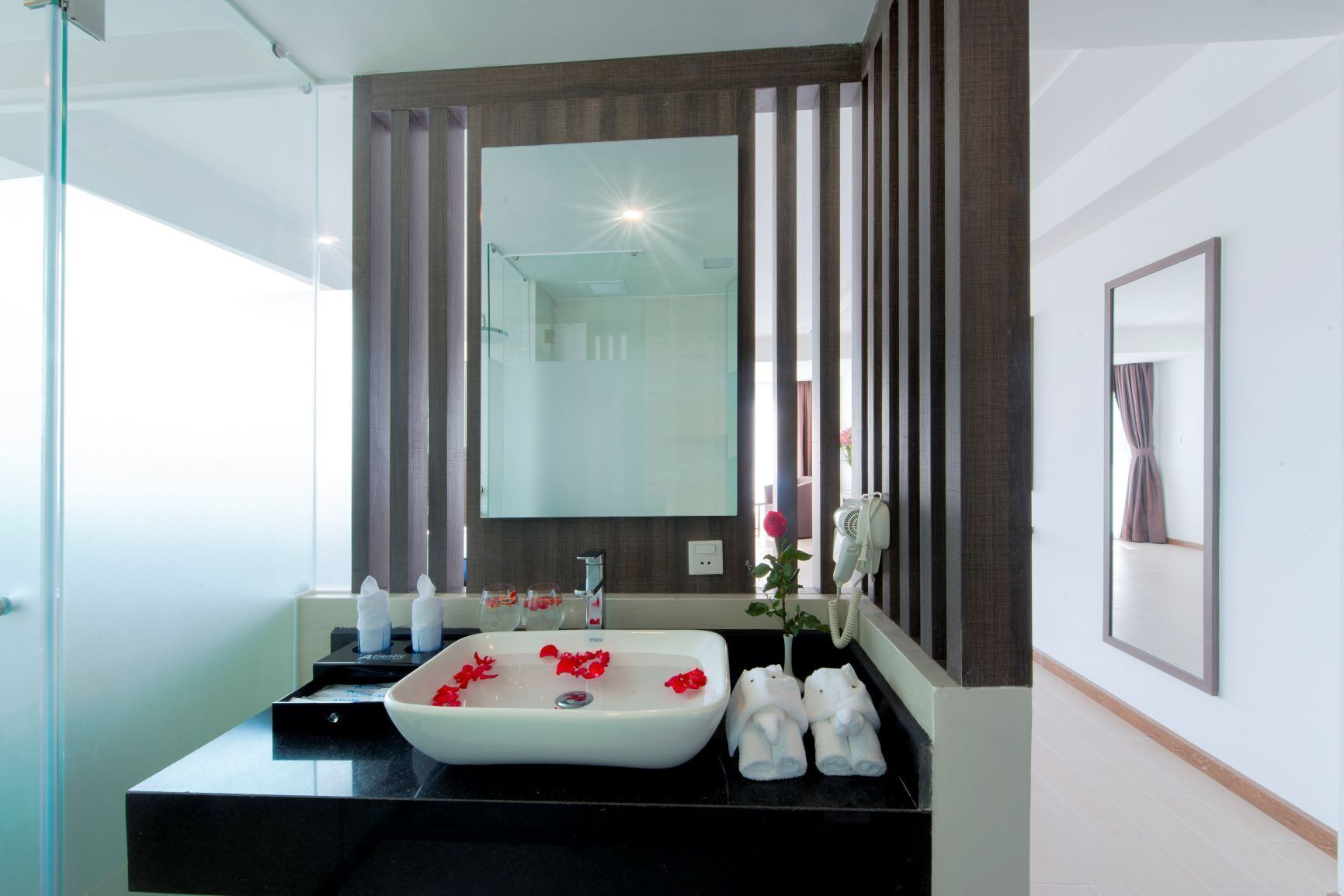 combined shower/bathtub, rainfall showerhead, free toiletries