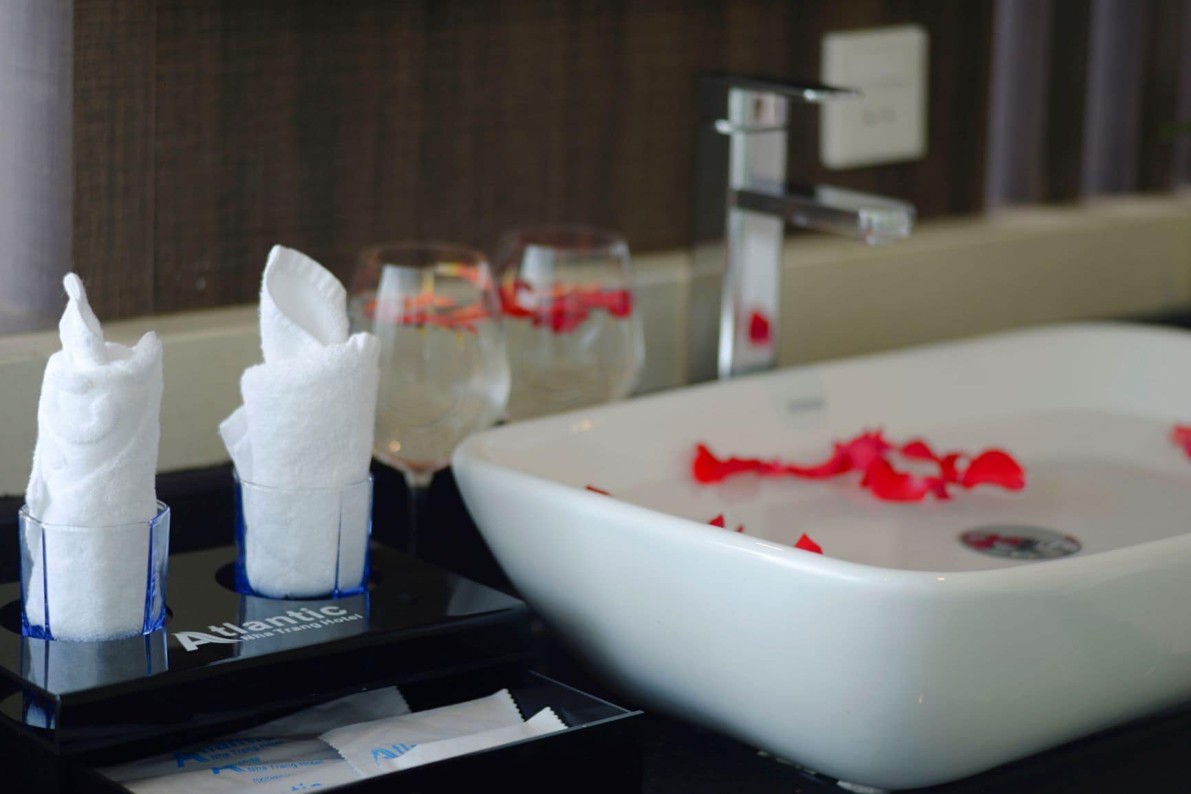 combined shower/bathtub, rainfall showerhead, free toiletries