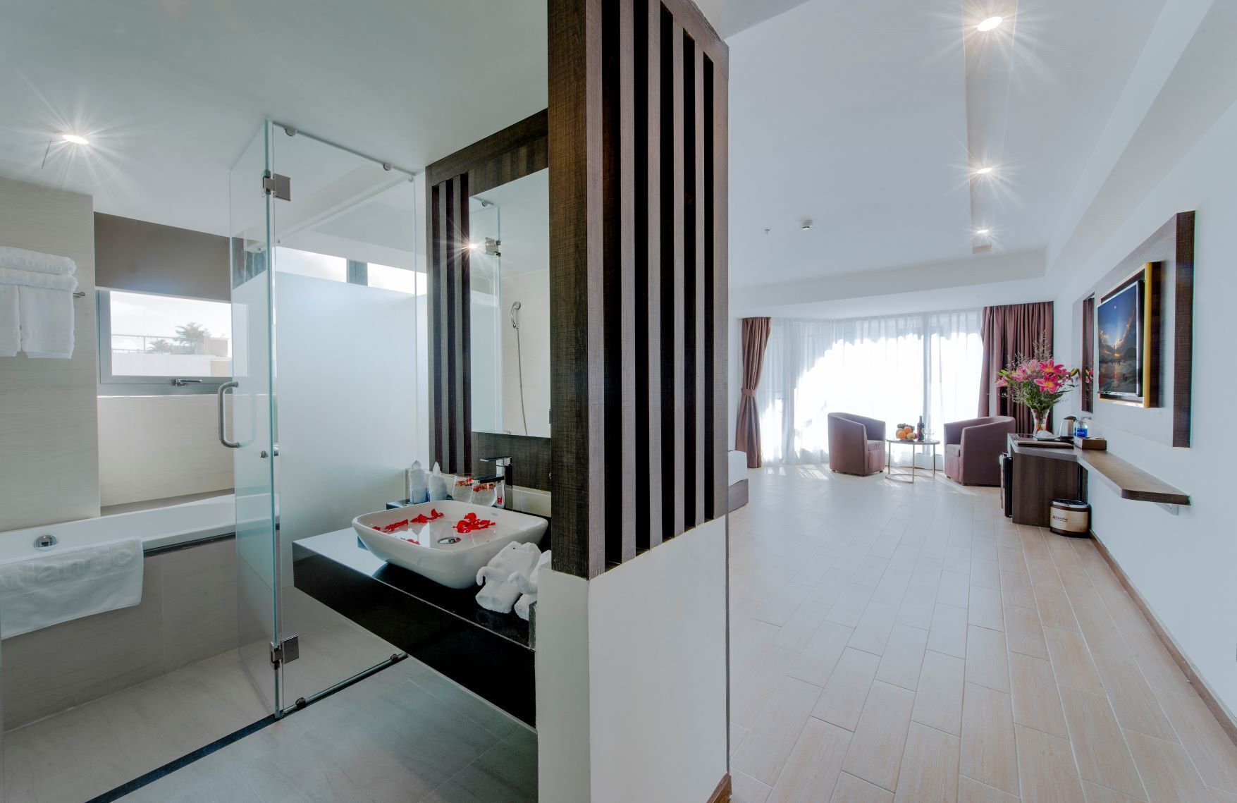 combined shower/bathtub, rainfall showerhead, free toiletries