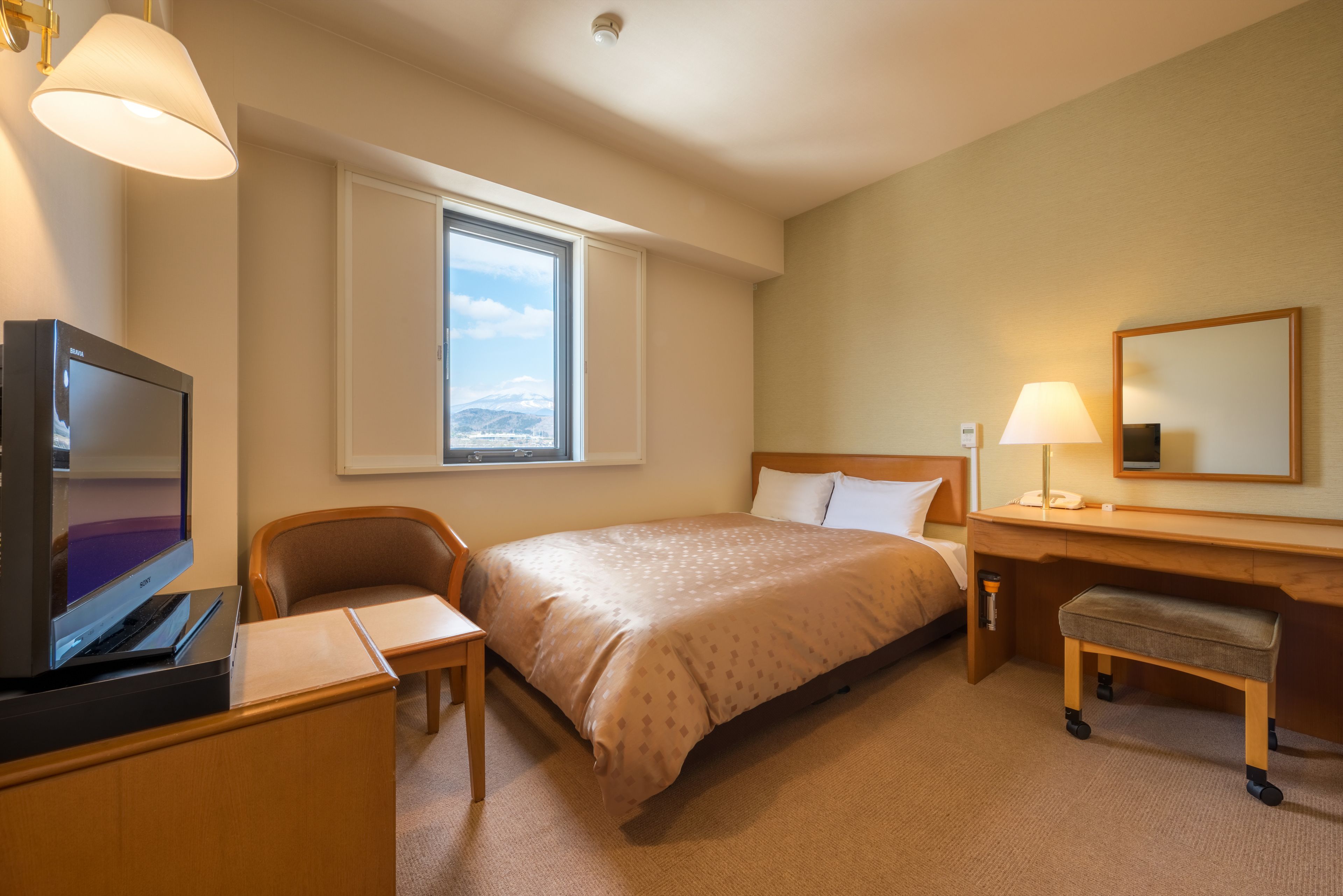 办公桌、免费 WiFi、床单