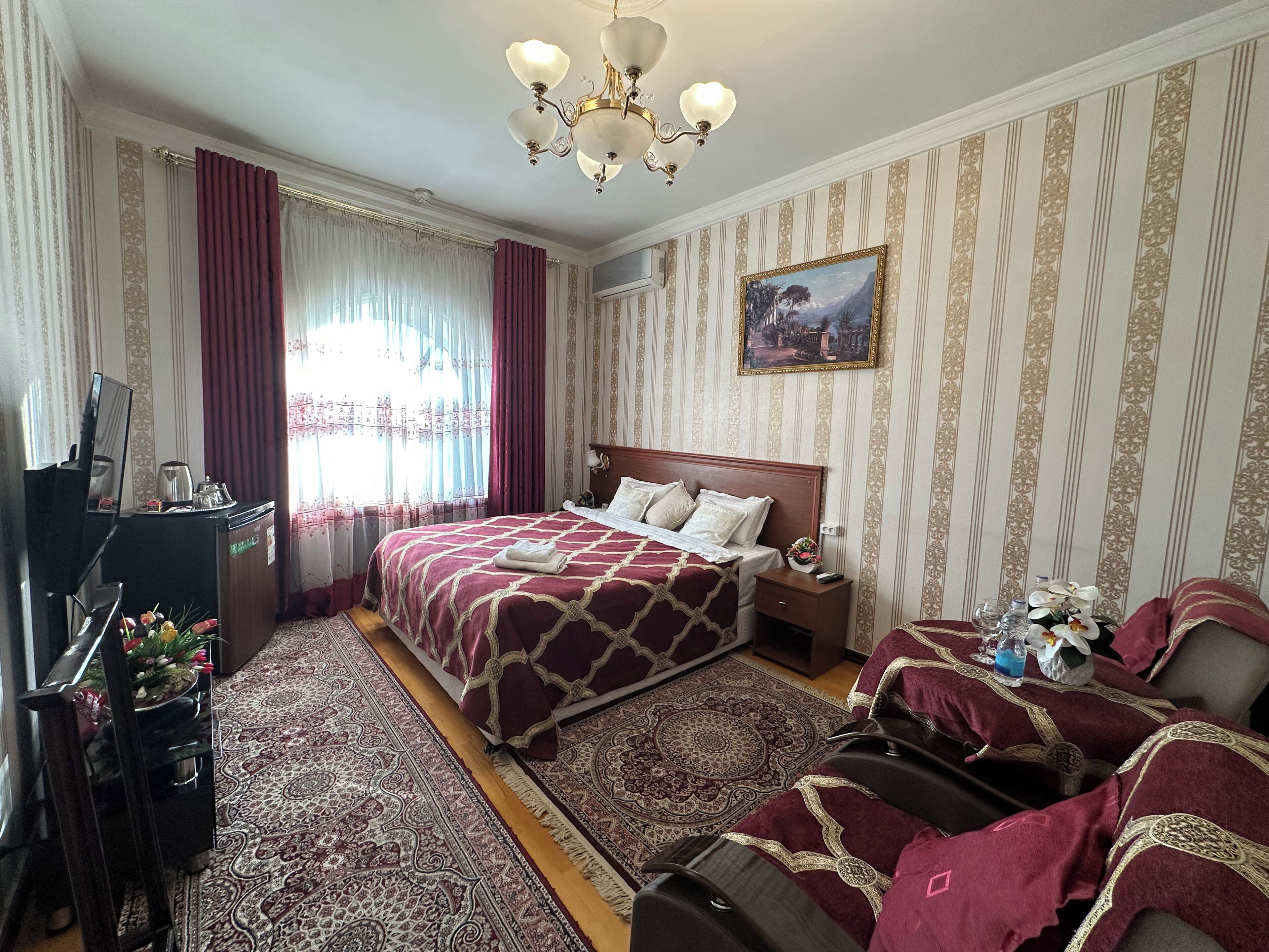 Rom – business | Skrivebord for bærbar PC, blendingsgardiner og lydisolert