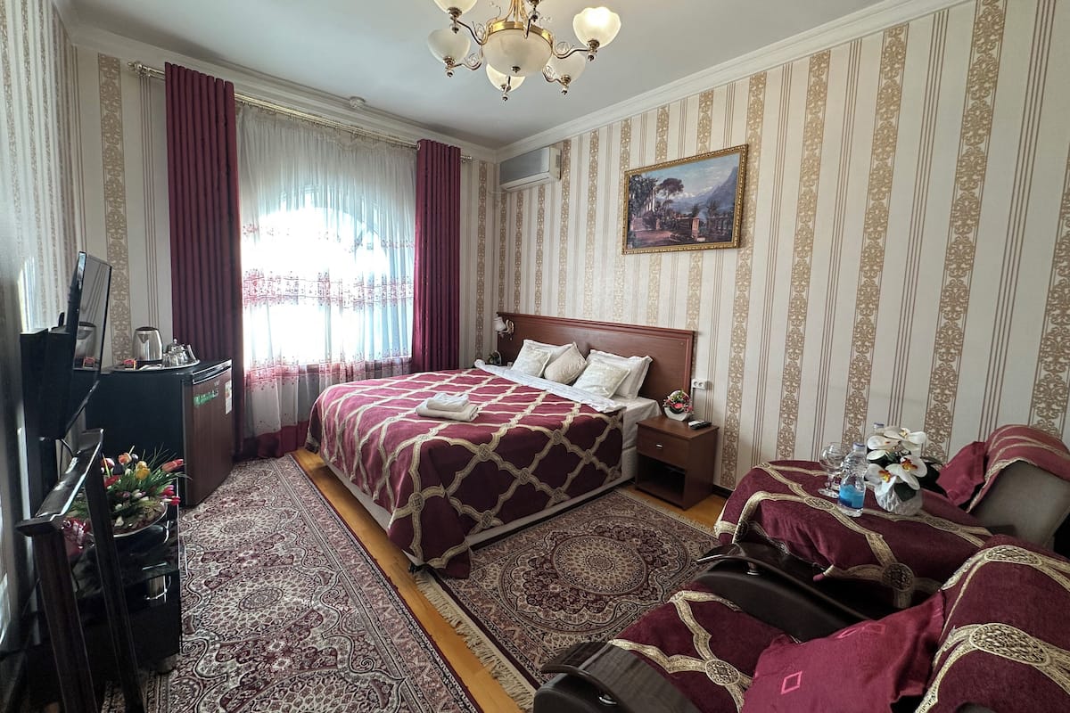 Kamar Bisnis | Ruang kerja ramah laptop, tirai kedap cahaya, dan kedap suara